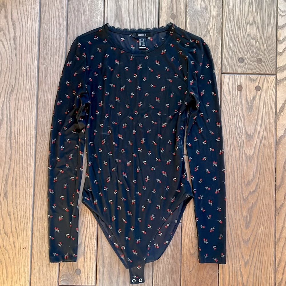 Forever 21 Shear Long Sleeve Black Bodysuit with Rosebud Partern🌹 Size M.